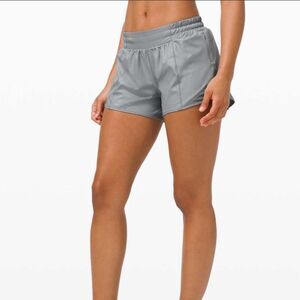 Lululemon Hotty Hot Short II Long 4" size 4 TALL Honeycomb Emboss Rhino Grey